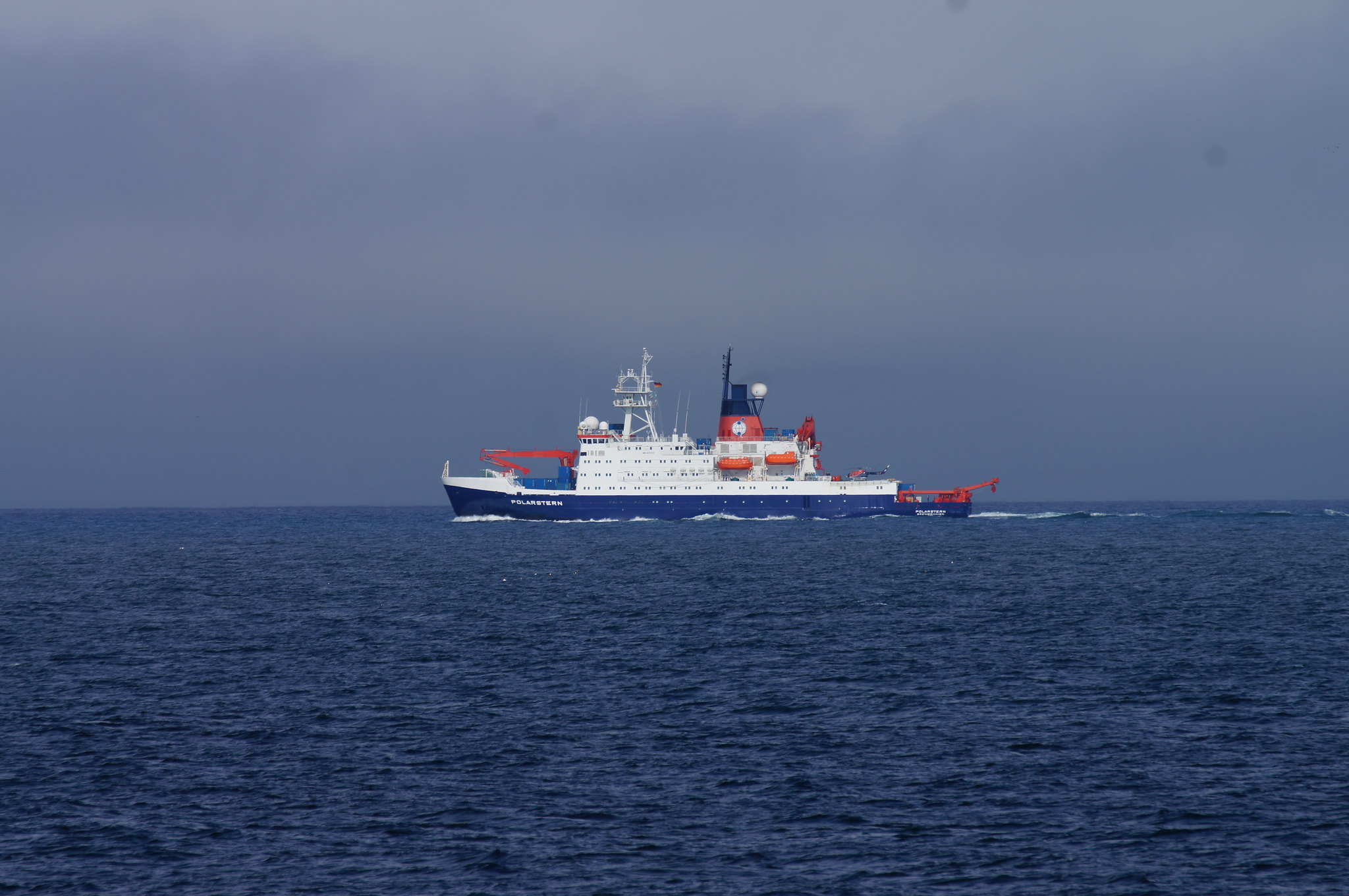 Немецкий ледокол Polarstern направляется изучать арктические льды