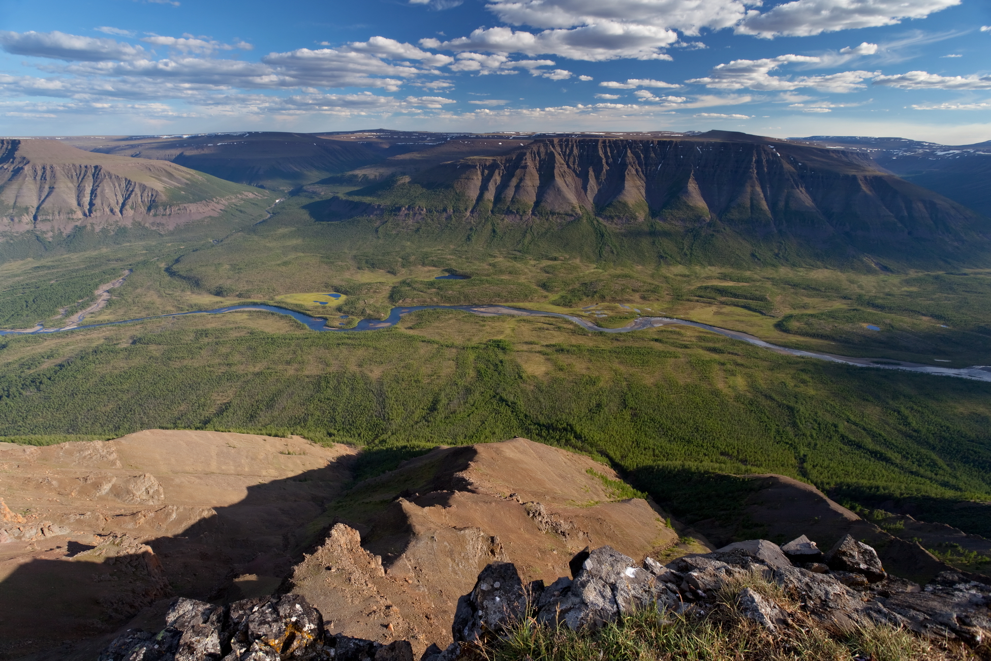 Зона плато. Низменность плато горы Становое Путорана. Плато Путорана Тип земной коры. Рельеф Путоранского заповедника. Участок земельной коры плато Путорана.