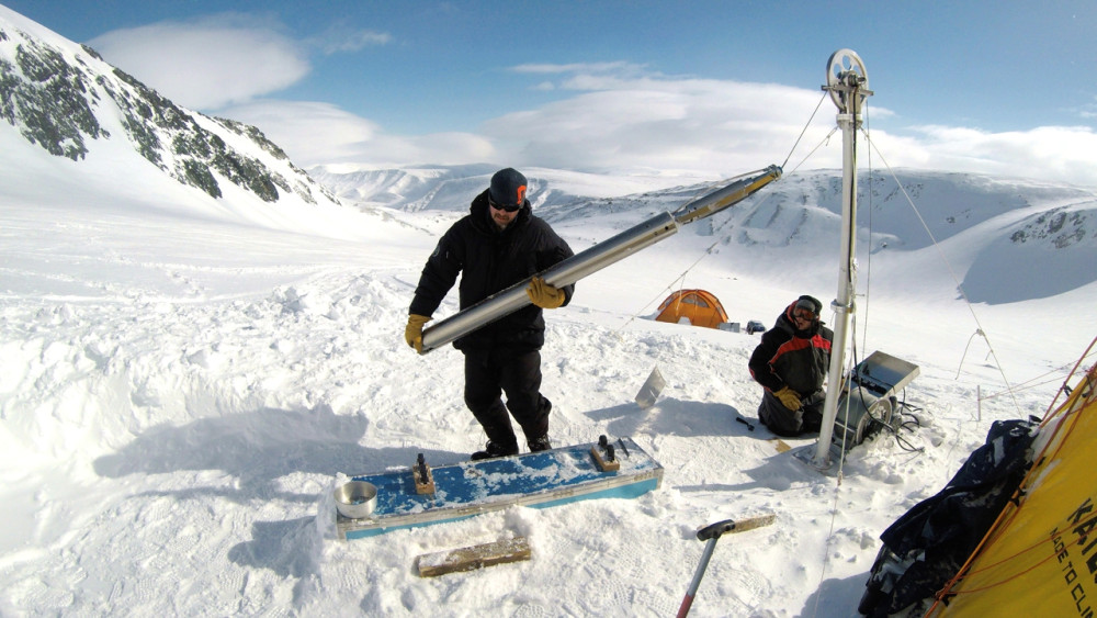 Ученые впервые пробурили ледник ИГАН на Полярном Урале