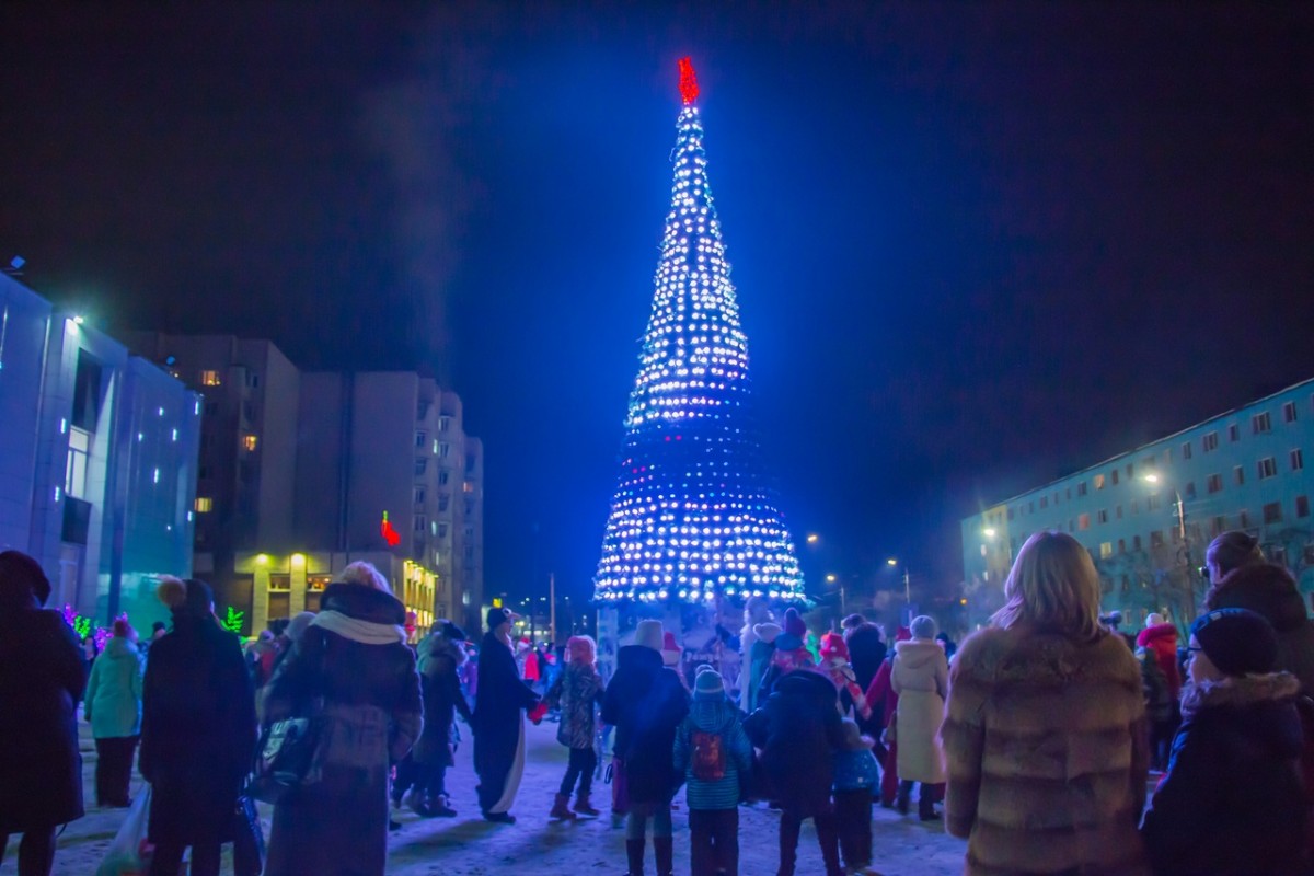 3d елка украсила площадь Кольского районного центра