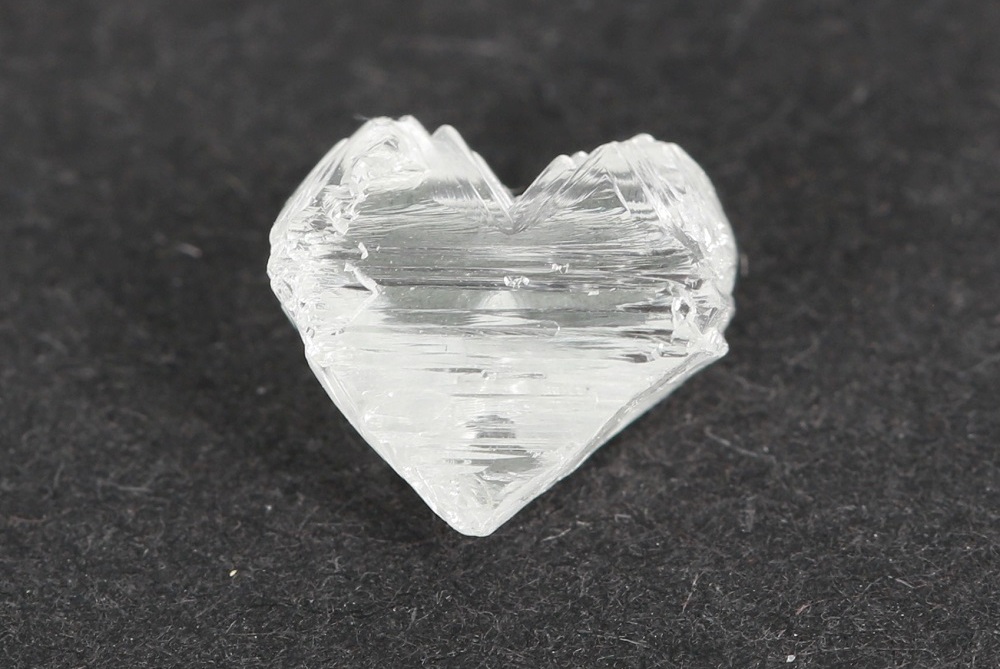 «Алроса» и её алмазы: поддержка природного парка «Живые алмазы Якутии» и подготовка выставки с 256 алмазами редких форм и цветов