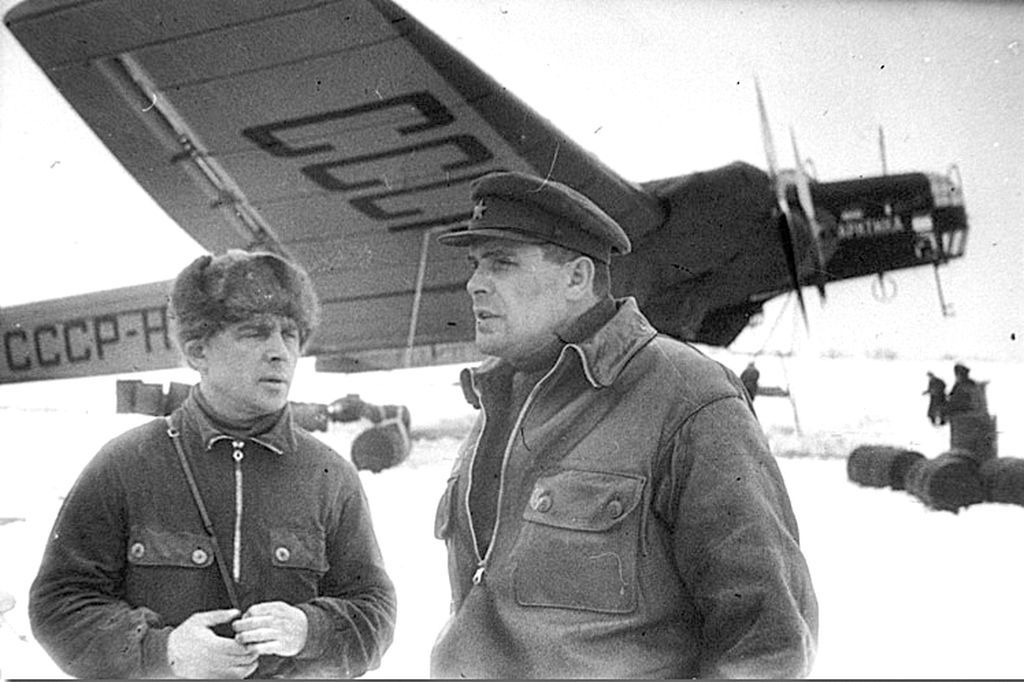 21 мая 1936 года  - Самолет "СССР Н-170", пилотируемый Героем Советского Союза Михаилом Водопьяновым, высадил на лед вблизи Северного полюса группу советских специалистов
