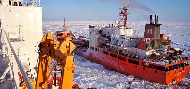 Судоходство в Арктике: рост перевозок и забота о льдах