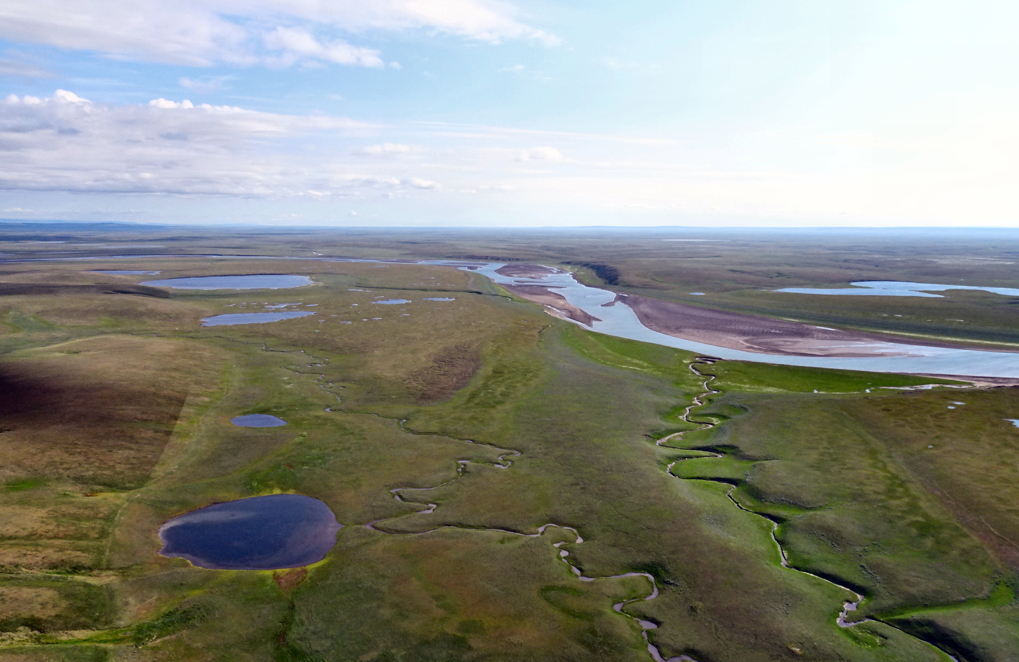 Длинной блистающей полосой тянется таймырское озеро. Таймыр. Озеро Таймыр. Полярные озера. Озеро в Арктике.