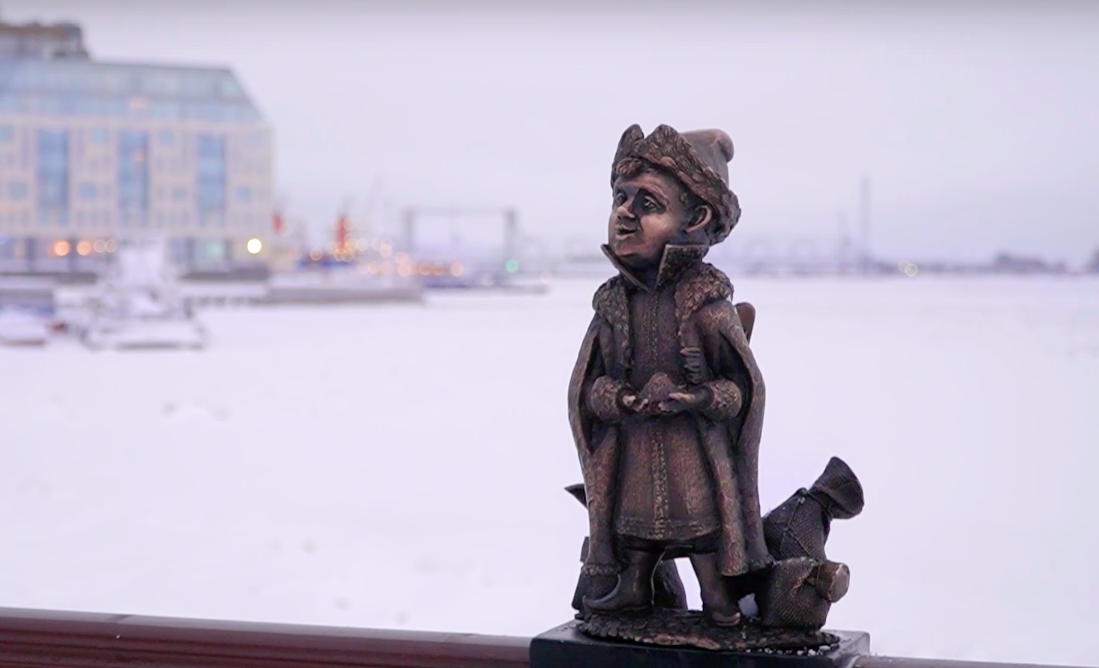 В Архангельске установили пятую фигурку «Кудесника – хранителя Севера»