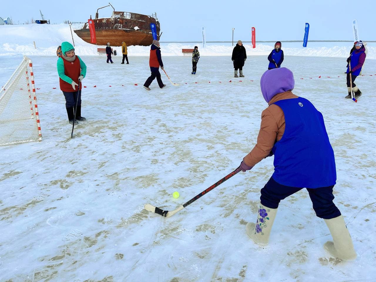 Женский хоккей с мячом на льду Оби закончился разгромом «Флагмана образования»