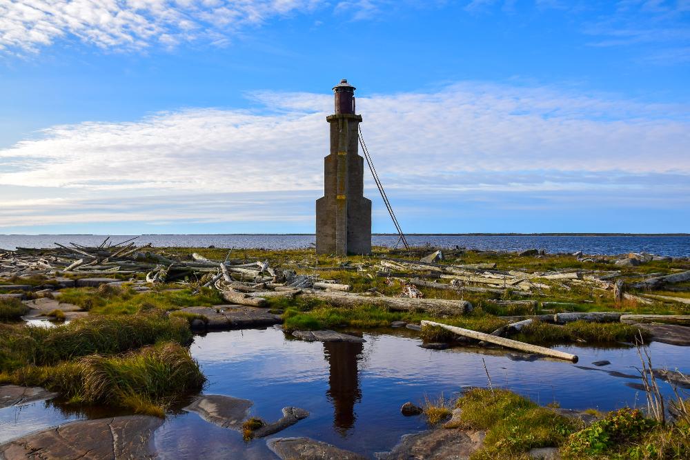 Первый в мире железобетонный маяк и Карельский берег Белого моря