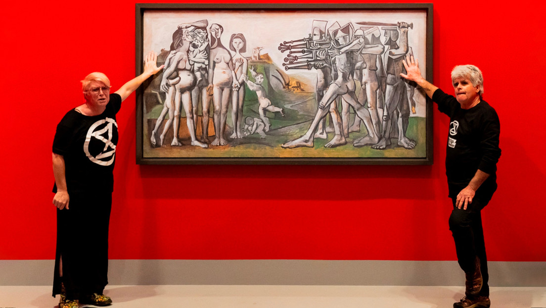 «Искусство или жизнь»? Климатические активисты атакуют музеи