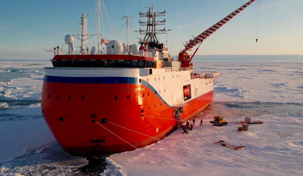 Дрейфующая станция экспедиции «Северный полюс-42» перебазировалась к новой льдине, где обоснуют научный ледовый лагерь