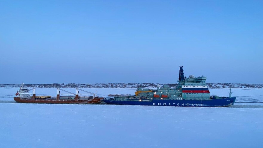 Покинувший Мурманск атомоход «Сибирь» впервые осуществил ледокольную проводку на реке Енисей