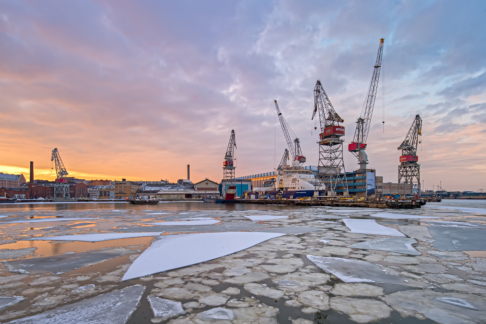 Строящую ледоколы судоверфь Helsinki Shipyard покупают канадцы