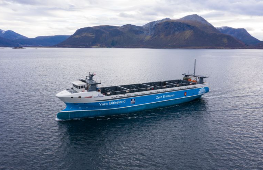 Первый в мире экологичный беспилотный контейнеровоз сдан заказчику