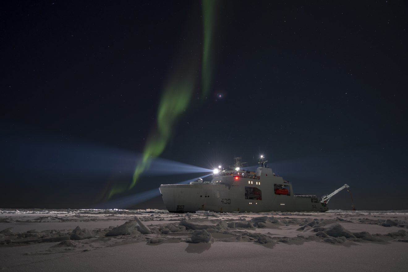 Канада построит шесть боевых ледоколов