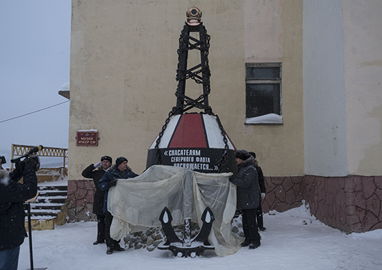 Памятник спасателям Северного флота установили в Североморске