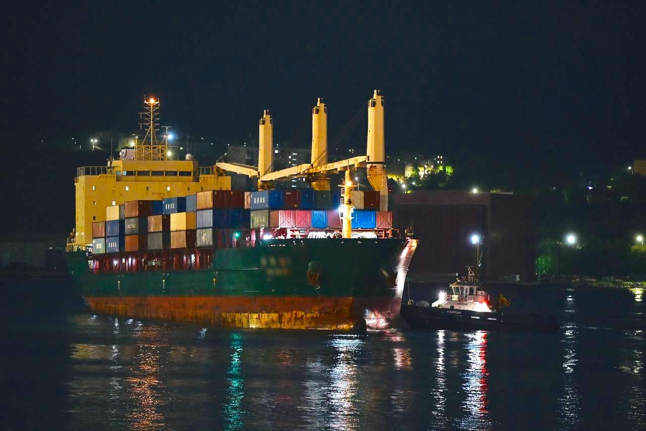 Первое судно международной контейнерной линии NewNew Shipping Line прибыло по Северному морскому пути из Китая в Мурманск