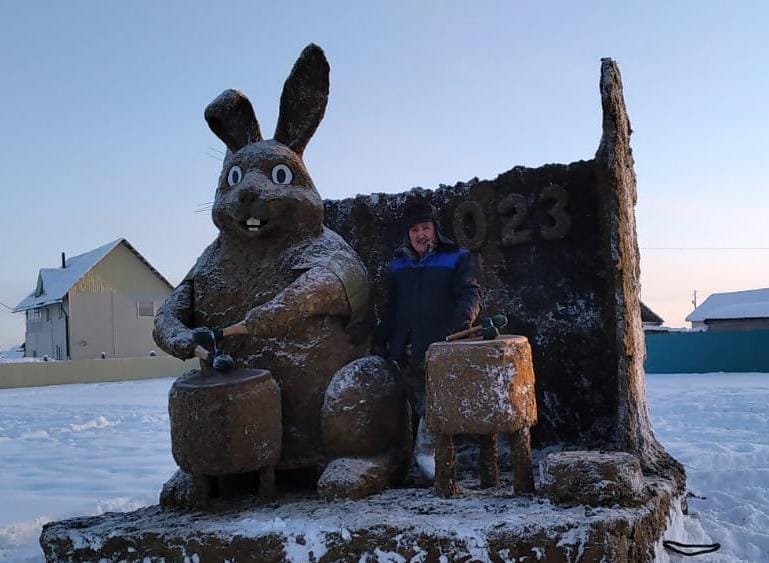 Якутский умелец изваял статую зайца из дефицитного навоза