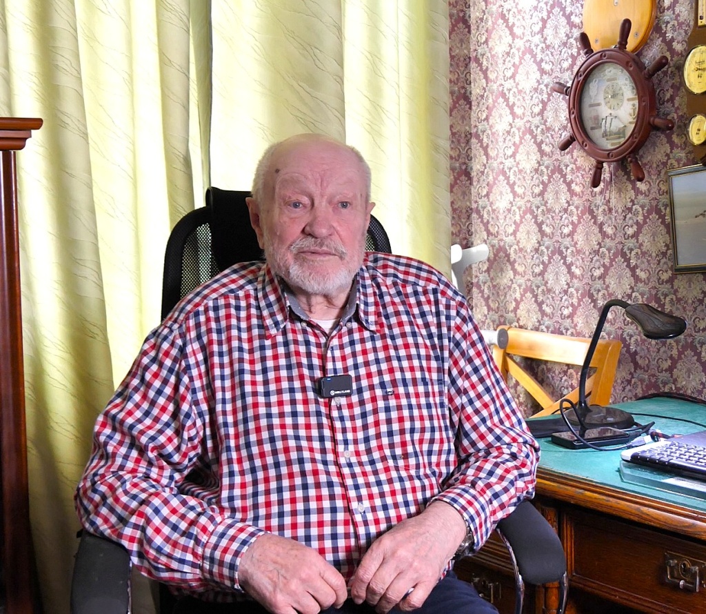 Лев Саватюгин, полярный гляциолог: «Если ты попал в Арктику, то готовься выполнять любую работу» Лев Саватюгин, полярный гляциолог: «Если ты попал в Арктику, то готовься выполнять любую работу»