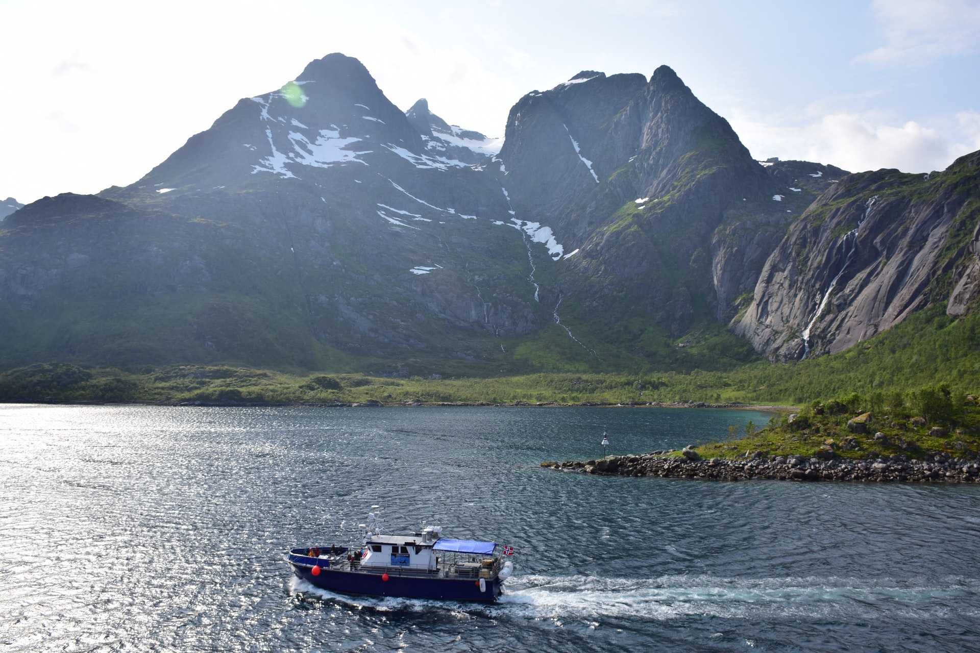 Норвежцы исследовали взрывной эффект паломничества туристов на Лофотены