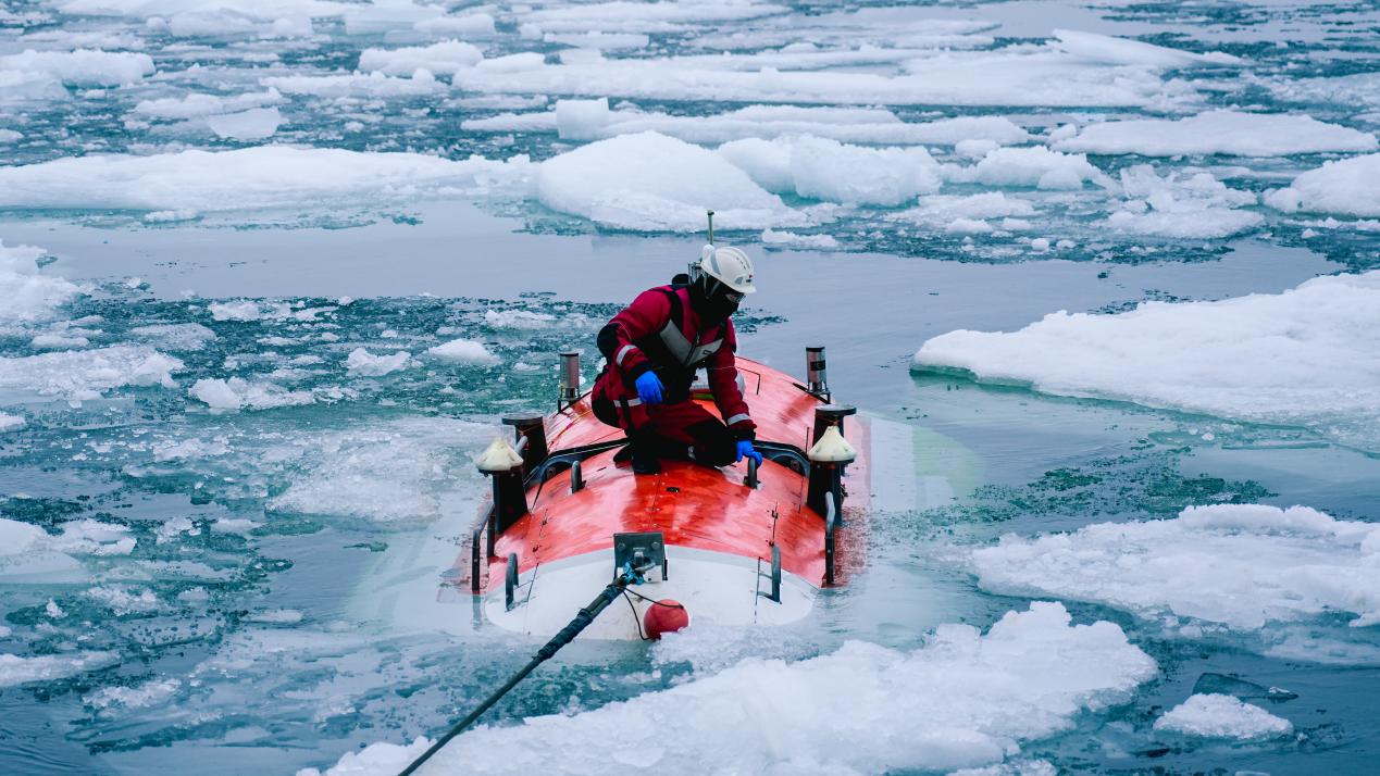 Китайские специалисты впервые провели серию непрерывных пилотируемых погружений в районе сплошных многолетних льдов Арктики Китайские специалисты впервые провели серию непрерывных пилотируемых погружений в районе сплошных многолетних льдов Арктики