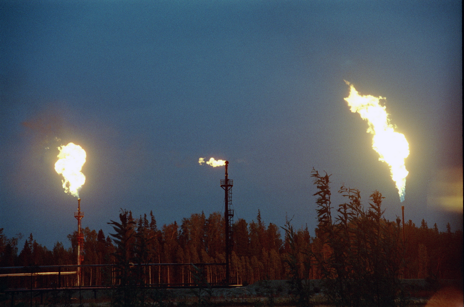 Газы ночью. Факела попутного газа ХМАО. Нижневартовск газовое факел. Газовые факелы в Западной Сибири. Газовый факел в тайге Западной Сибири.