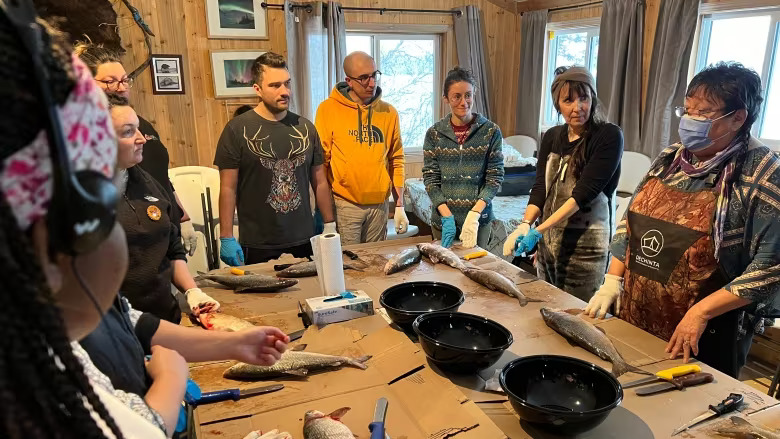 Индейцы арктической Канады учат разделывать рыбу франкоязычных педагогов