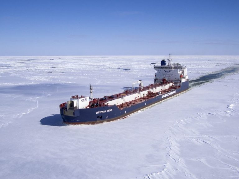 Суда в Арктике обеспечили спутниковой связью