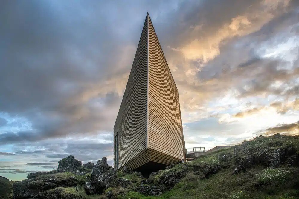 Популярную исландскую деревню Хеллисандур украсил туристический центр