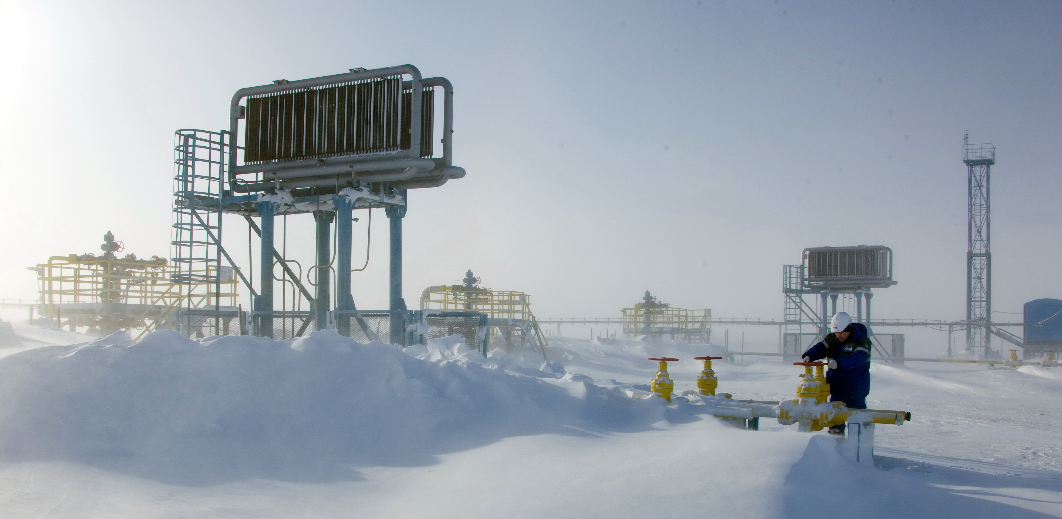 Производство в зимнее время. Куст газовых скважин Бованенково. Куст газовых скважин на Ямале. Газовые скважины Бованенково. Куст газовых скважин Газпром.