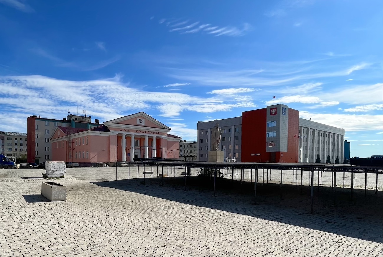 Муралы с портретами долганской поэтессы Огдо Аксёновой и полярника Никифора Бегичева появятся в Дудинке, которая готовится к 360-летию