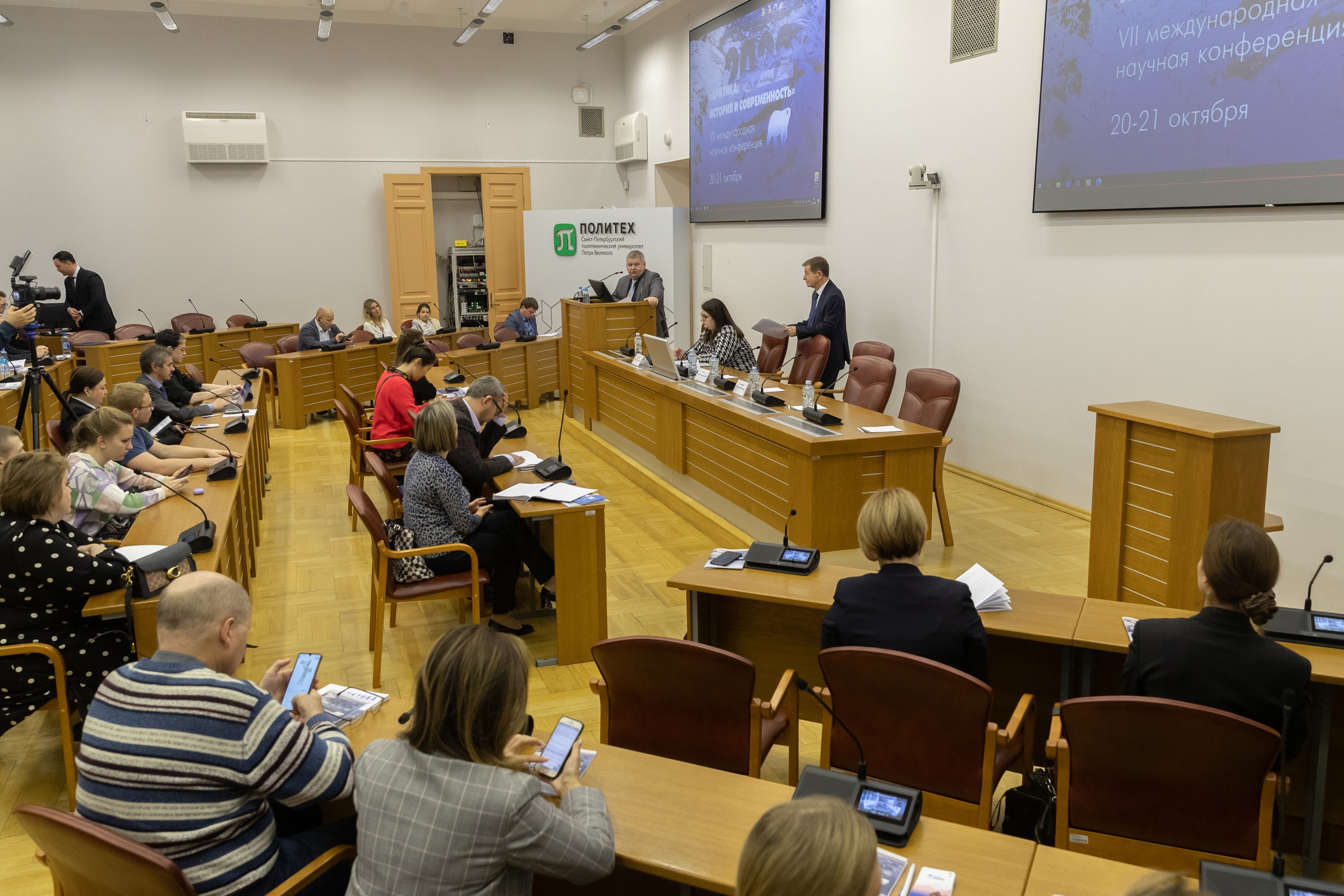 Дипломаты и ученые считают, что изучать и осваивать Арктику без России невозможно