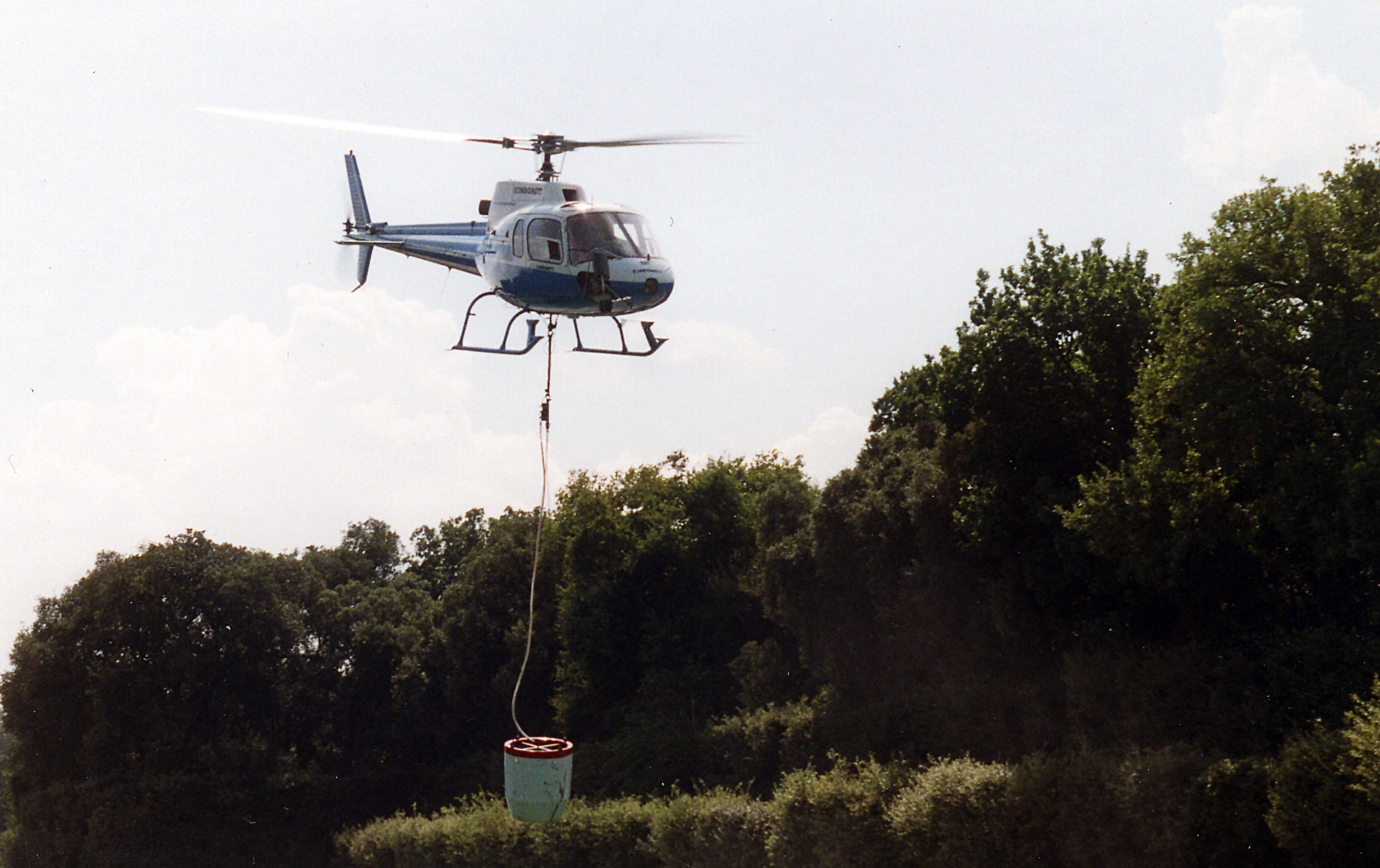 Масштаб лесных пожаров в Мурманске вынудил спасателей использовать вертолет
