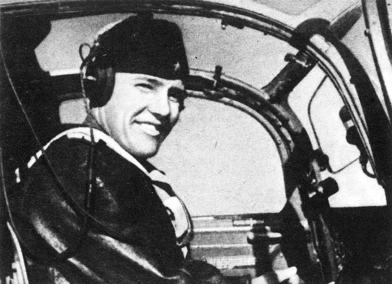 14 ноября 1917 года родился полярный летчик Виктор Перов