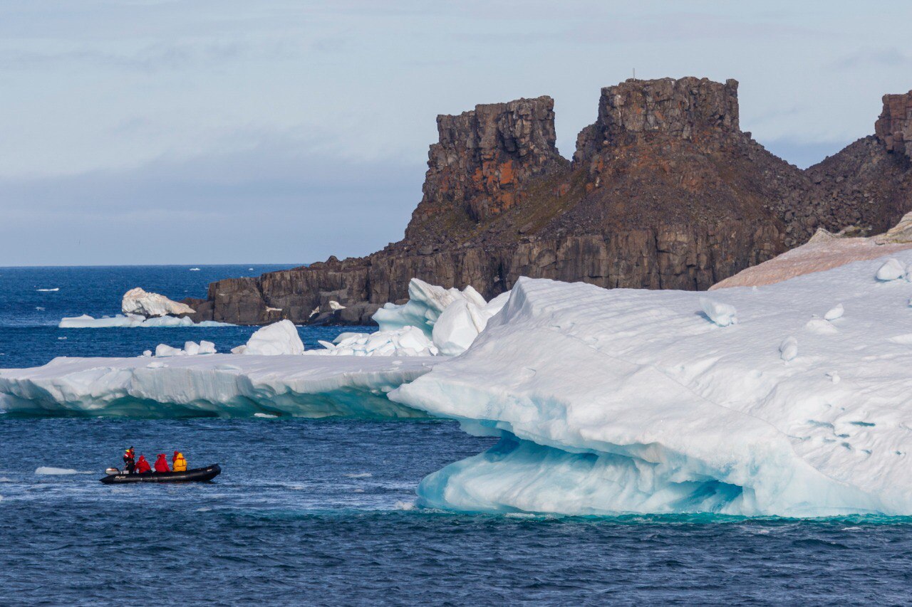 Арктика сегодня: безопасность добычи, ледокол и поддержка КМНС