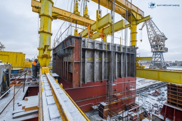 На ледокол «Чукотка» погрузили 280-тонный бак металловодной защиты