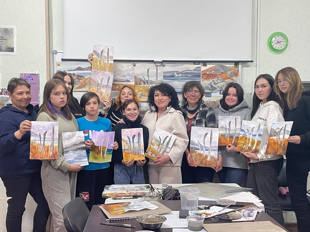 Петербургская художница научила рисовать жителей Провидения