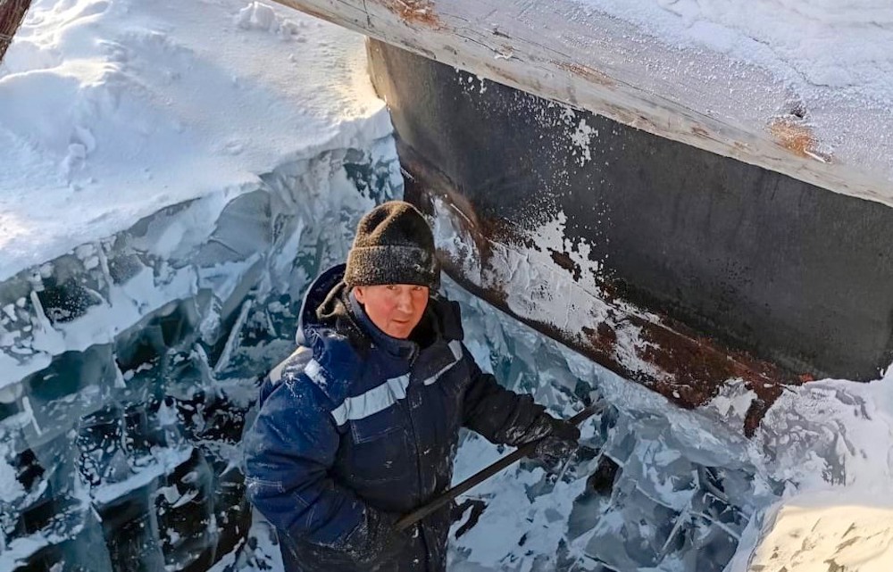 Теперь вы тоже будете знать, что в северных регионах на морском и речном транспорте есть редчайшая профессия – выморозчик