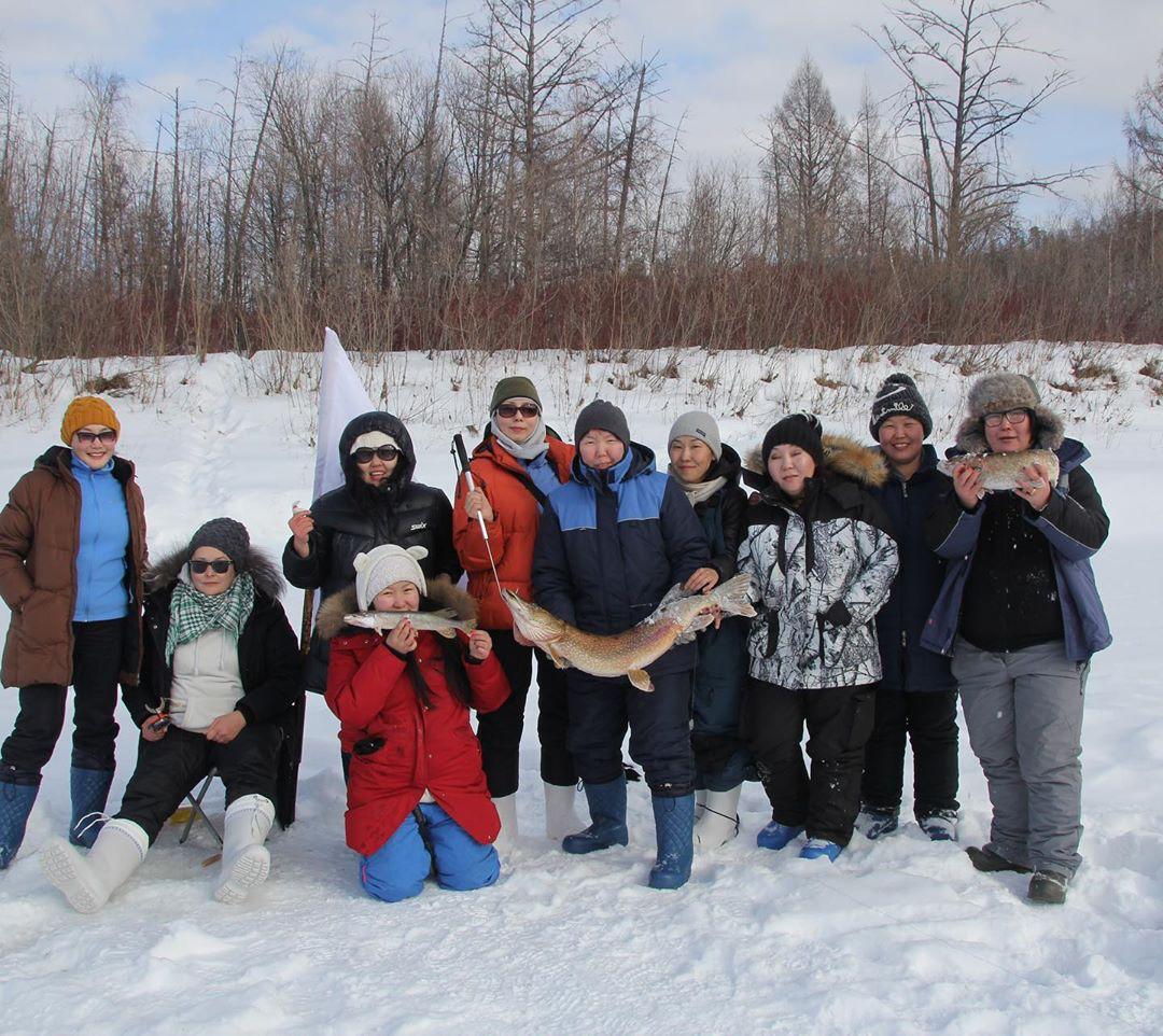 «Рыбачим не хуже мужчин»: рыбачки Якутии объединились в сообщество