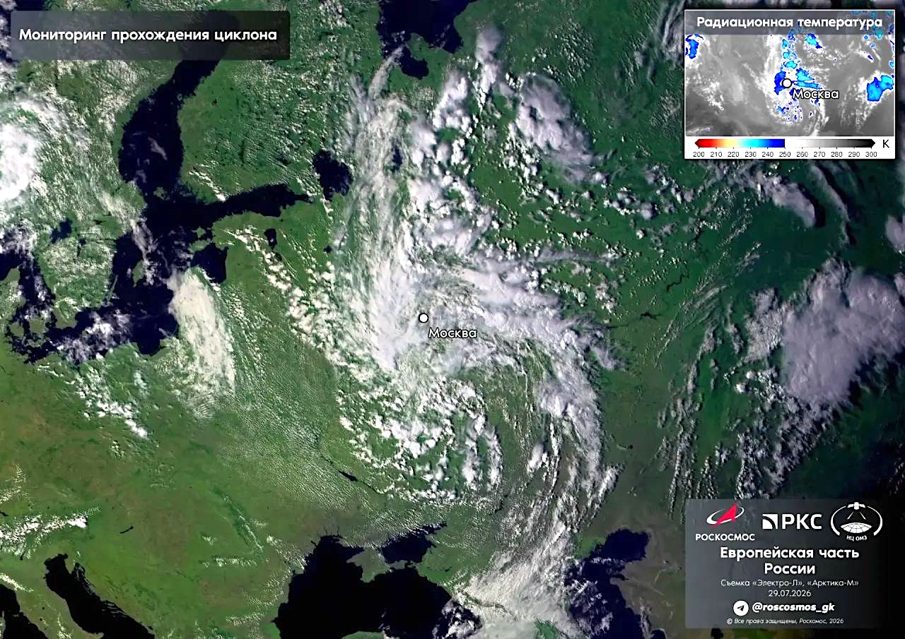 Как выглядит из космоса мощный циклон, принёсший в центр страны ливни, грозы и град, показали спутники, один из которых – «Арктика-М»