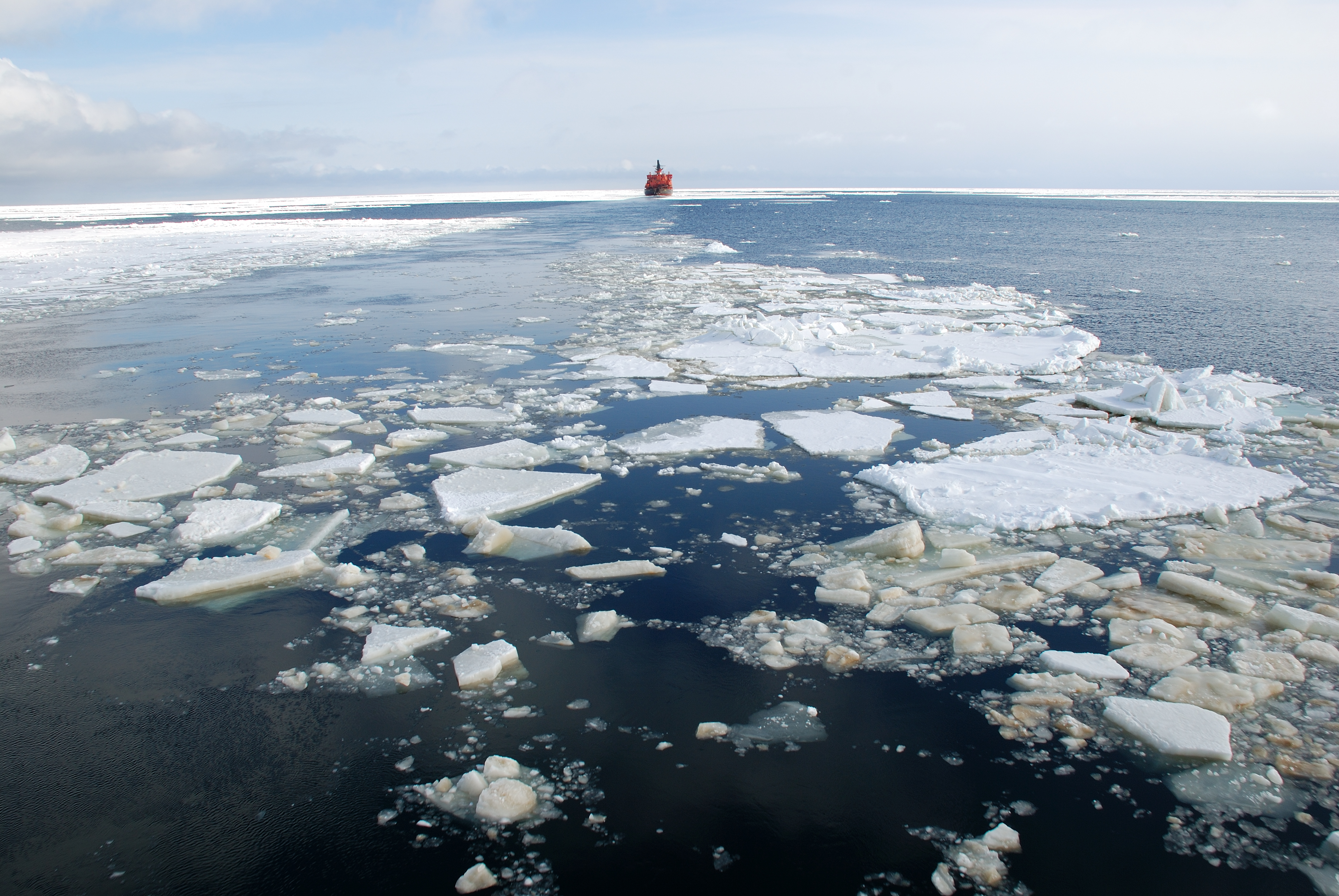 «Движение сквозь льды»: кому, где и за чей счет строить арктический флот России?