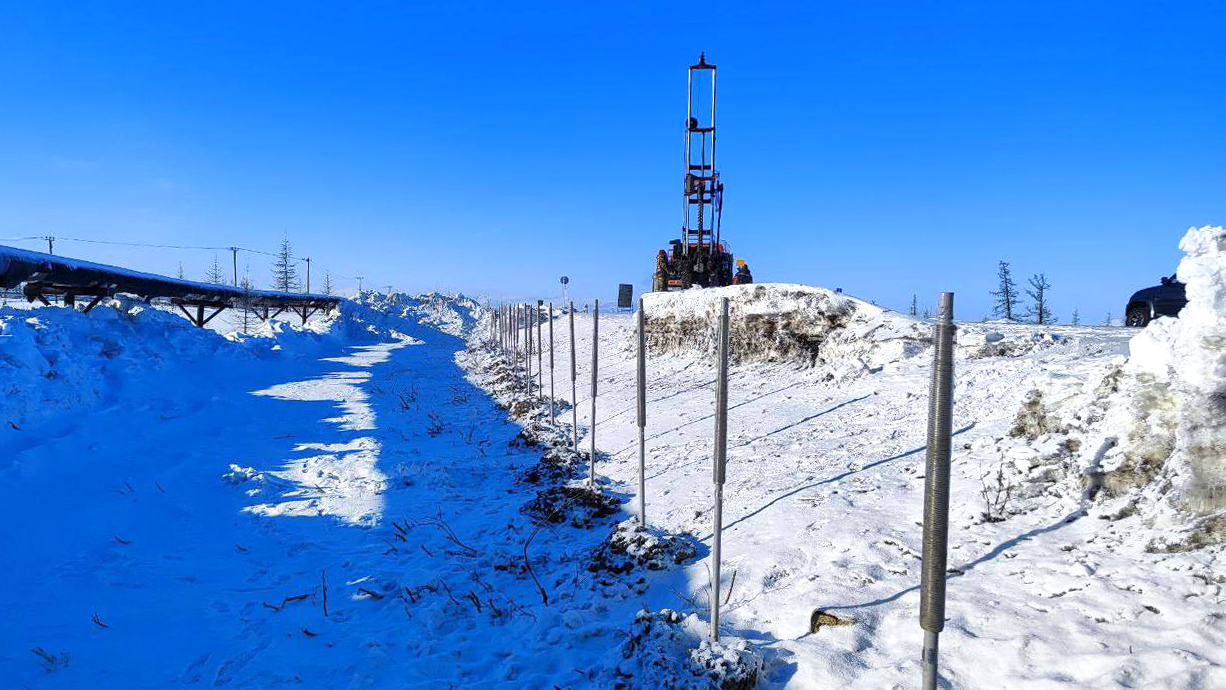 Термостабилизаторы поддержат состояние мерзлоты: на Ямале внедряют новую технологию сохранения дорог
