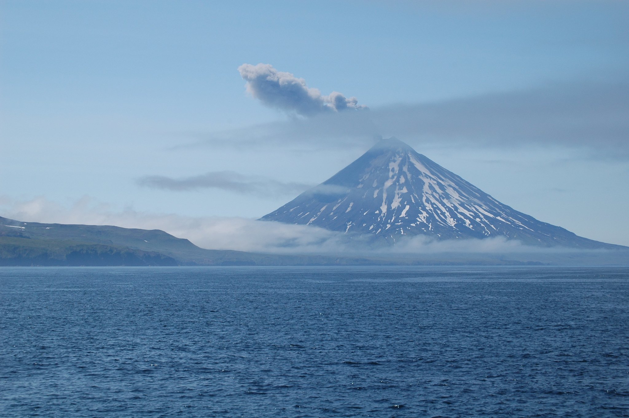 На Аляске впервые за семь лет активны сразу три вулкана