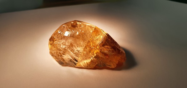 Крупнейший в России цветной алмаз добыли в Якутии