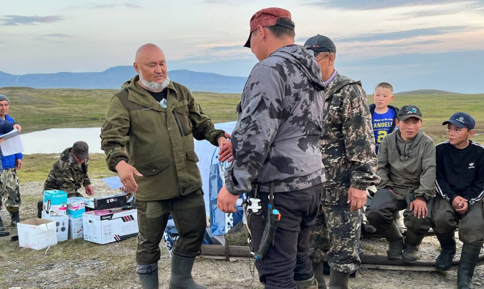 На Полярном Урале нашелся оленевод с самой сильной шеей На Полярном Урале нашелся оленевод с самой сильной шеей