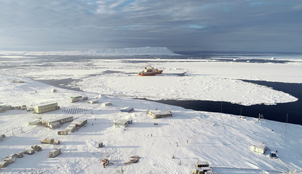 «Академик Трёшников» завершил продолжительную экспедицию и вернул полярников после годичной зимовки