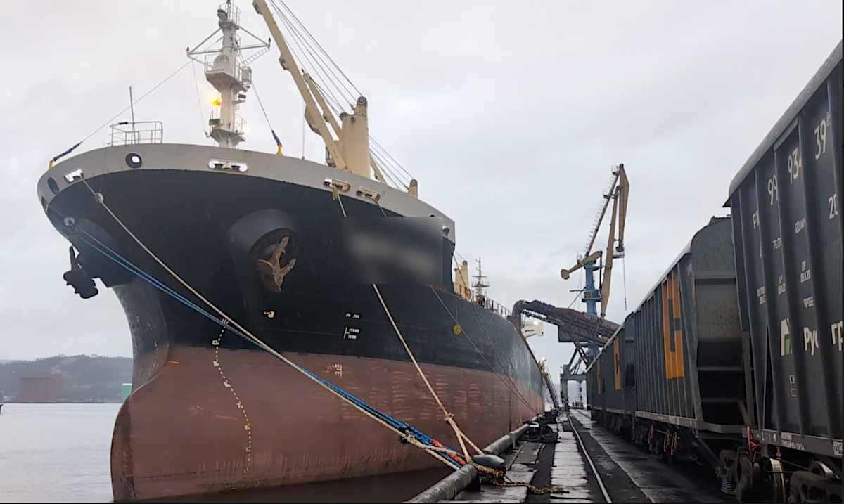 Мурманский морской порт принял первый эшелон с зерном на экспорт и перемещает груз прямо в трюм судна, минуя этап промежуточного хранения
