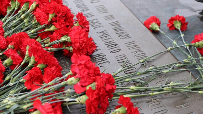 В Архангельске к памятнику Соловецким юнгам возложили цветы