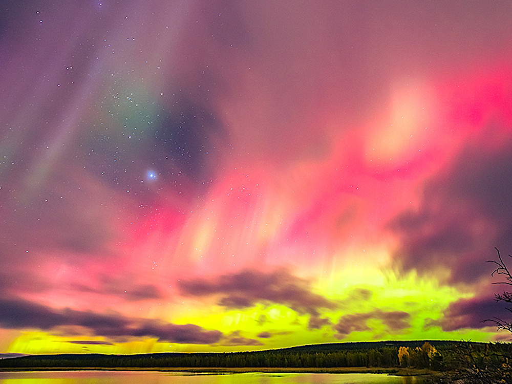 Отметим День северного сияния его «портретами», за которыми 12 лет охотится фотограф в Мурманской области