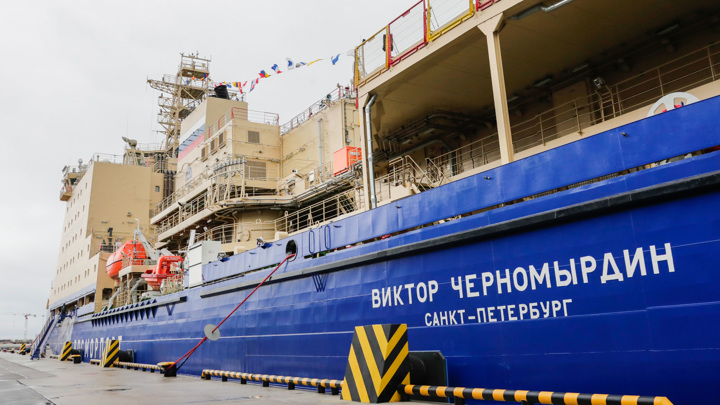 Владимир Путин поднял флаг на ледоколе «Виктор Черномырдин»
