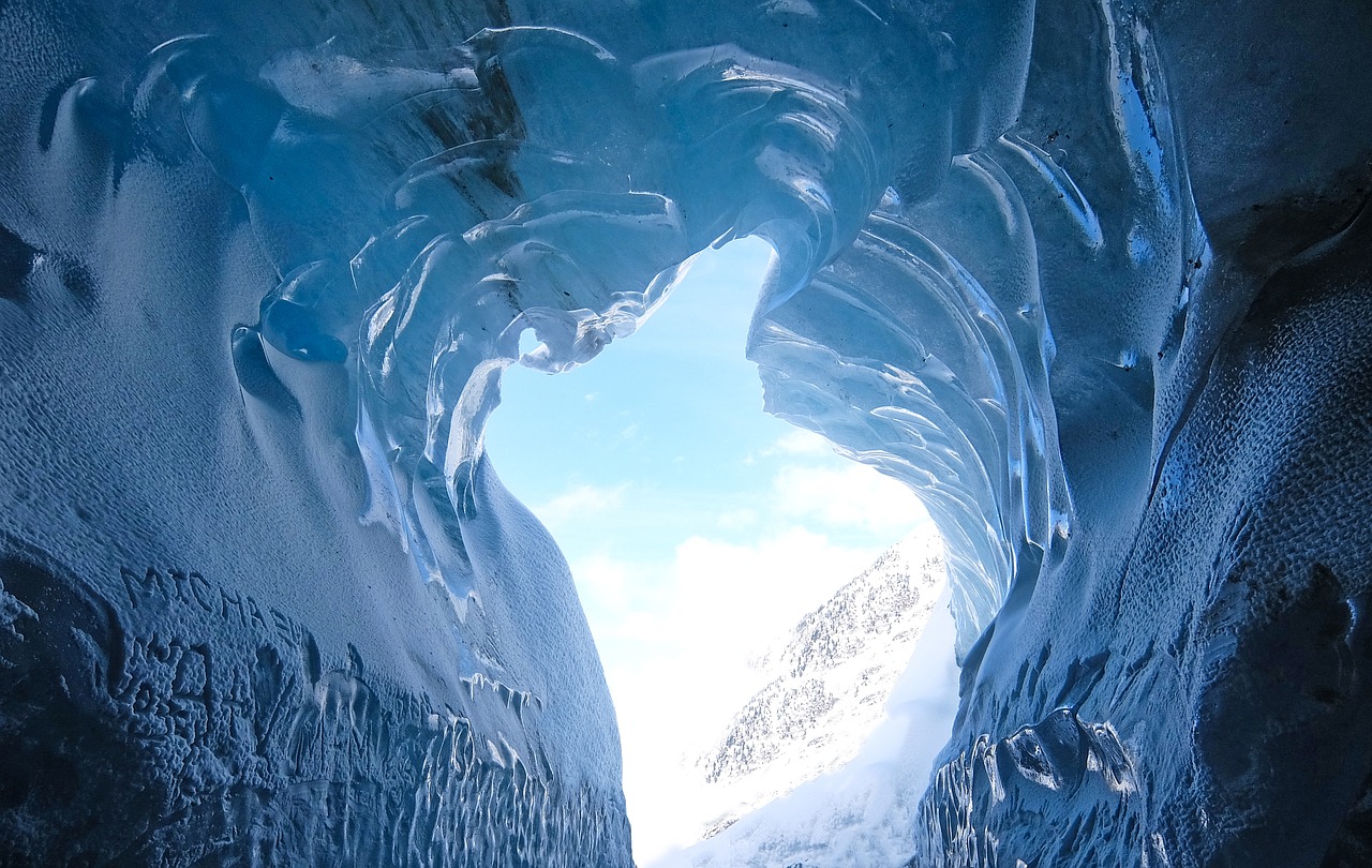 В "Зарядье" в Москве открыли ледяную пещеру