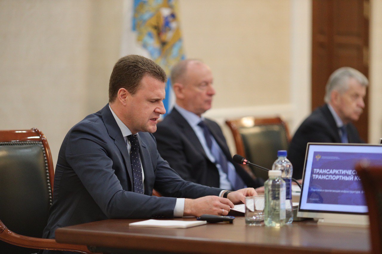 Алексей Чекунков рассказал о расширении портовой инфраструктуры и флота для развития Трансарктического транспортного коридора Алексей Чекунков рассказал о расширении портовой инфраструктуры и флота для развития Трансарктического транспортного коридора